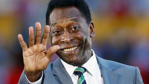 Pelé saluda antes de un partido de la Copa Africana de Naciones entre Costa de Marfil y Gambia en Libreville, Gabón, el 12 de febrero de 2012 