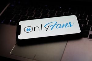 El logotipo de OnlyFans se muestra en la pantalla de un teléfono en esta foto de ilustración tomada en Cracovia, Polonia, el 27 de abril de 2021 (Ilustración fotográfica de Jakub Porzycki / NurPhoto a través de Getty Images).