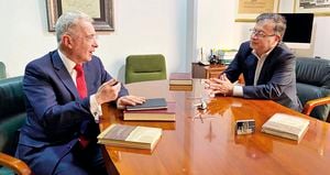   El encuentro entre Álvaro Uribe y Gustavo Petro es histórico. Mantener un canal directo, el mayor logro de la amable reunión.