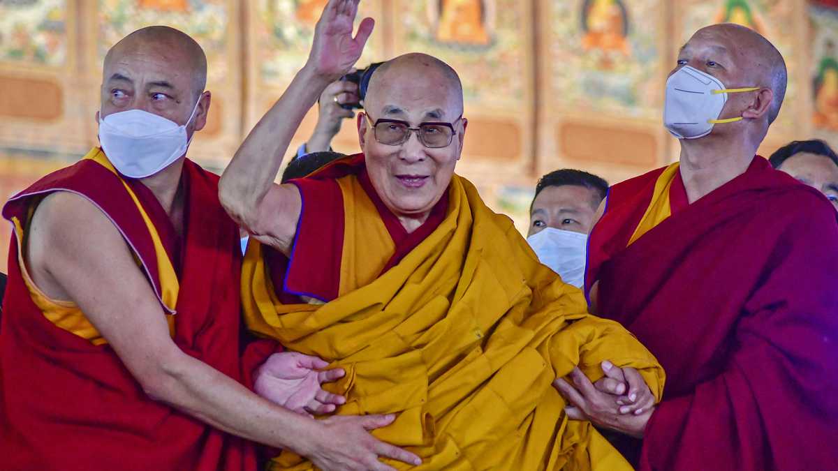 El líder espiritual tibetano, el Dalai Lama, se disculpó el 10 de abril de 2023 después de que un video que lo mostraba pidiéndole a un niño que le chupara la lengua provocó una reacción violenta en las redes sociales.