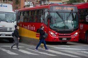 Cruce entre la calle 72 y la avenida Caracas con poco tráfico después de que la ciudad de Bogotá entrara en una estricta cuarentena y cierre de 4 días del 8 al 12 de enero en medio de la nueva pandemia de coronavirus en Bogotá, Colombia el 8 de enero de 2020. Exhibición de autobuses de Transmilenio una medida de lavado de manos después de la propagación de la nueva pandemia de coronavirus (Foto de Sebastian Barros/NurPhoto a través de Getty Images)