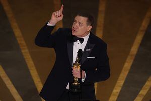 Brendan Fraser recibe su Oscar como Mejor actor.