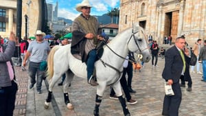 Pasaporte el caballo de Alirio Barrera recorriendo las calles de la Plaza de Bolívar cuando fue al Congreso