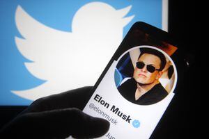 UKRAINE - 2022/04/26: In this photo illustration, Twitter account of Elon Musk is seen on a smartphone screen and Twitter logo in the background. (Photo Illustration by Pavlo Gonchar/SOPA Images/LightRocket via Getty Images)