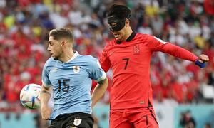 Soccer Football - FIFA World Cup Qatar 2022 - Group H - Uruguay v South Korea - Education City Stadium, Al Rayyan, Qatar - November 24, 2022 Uruguay's Federico Valverde in action with South Korea's Son Heung-min REUTERS/Kim Hong-Ji