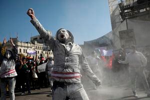 Un hombre disfrazado como zombie utiliza una banda presidencial con la que busca representar a un ministro del recién nombrado presidente de Perú en Lima, el sábado 14 de noviembre de 2020. Foto: AP / Rodrigo Abd.