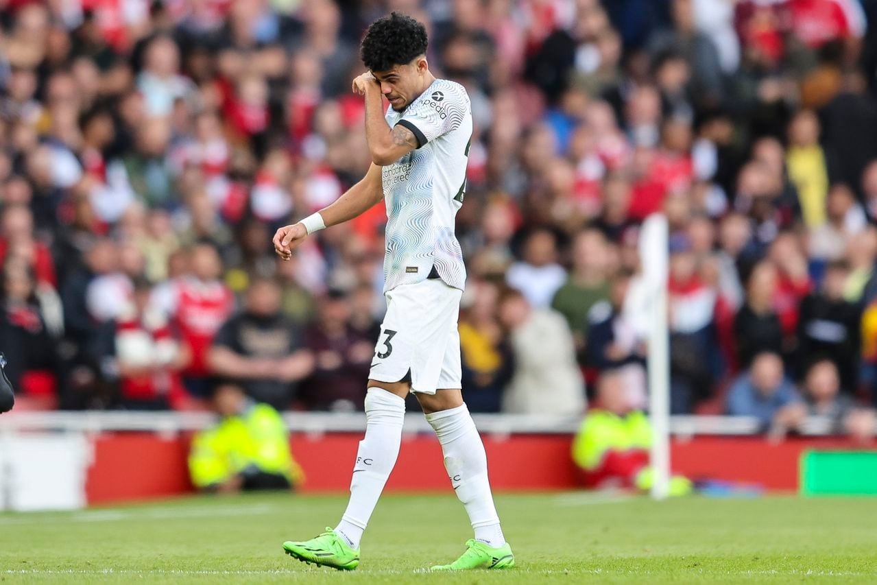 Luis Díaz se retira del campo de juego del Emirates lesionado.