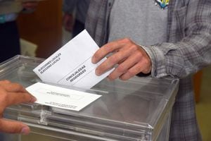 Un hombre emite su voto en una urna durante las elecciones locales españolas de 2023. Unos 27.000 ciudadanos de Vendrell (Tarragona España) eligen hoy a sus representantes políticos para gobernar el Ayuntamiento en las Elecciones Municipales de 2023