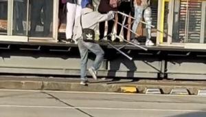 Incluso, una de las pasajeras que espera uno de los buses articulados ve la manera en la que el hombre se apoya en una de sus manos y se sube a la plataforma sin mayores dificultades.