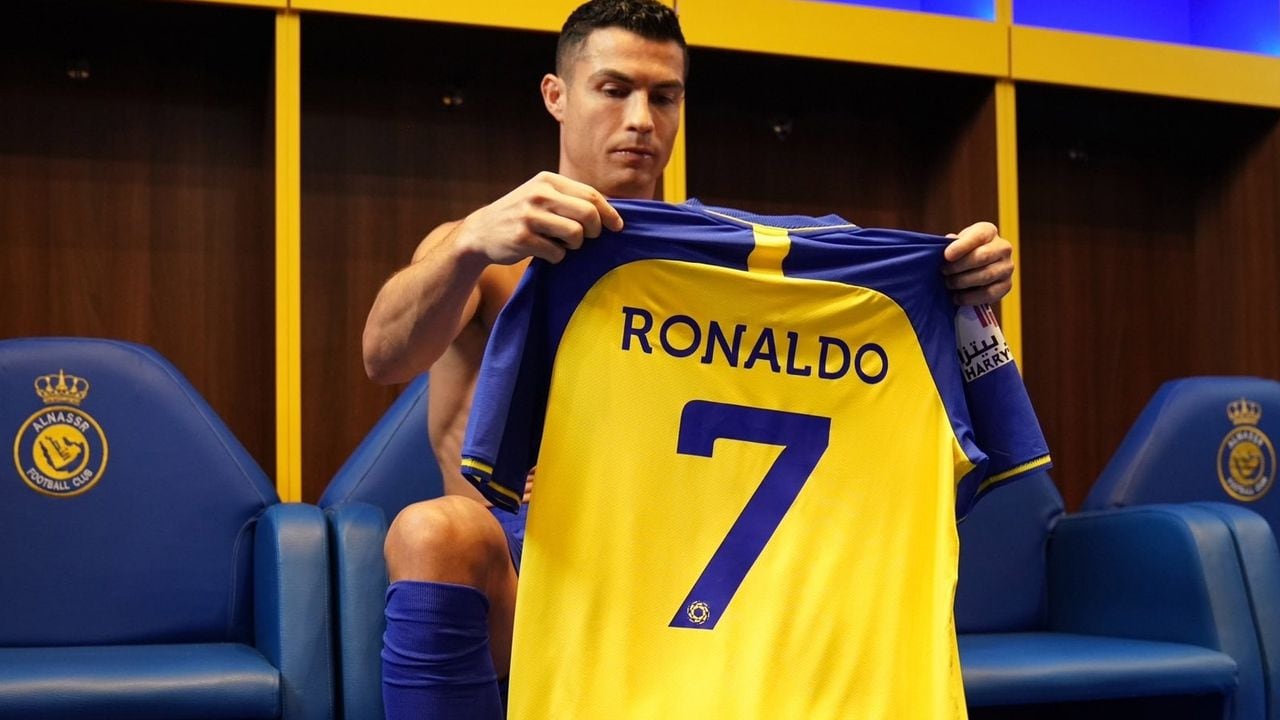 Cristiano Ronaldo sostiene la camiseta del Al Nassr de Arabia Saudita, su nuevo club.