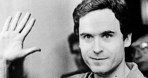 En 1978, Bundy estranguló, les rompió las mandíbulas, les arrancó los dientes y abusó sexualmente de cuatro estudiantes en Florida, en cuestión de quince minutos.
