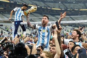 
Lionel Messi de Argentina celebra con el trofeo y los fanáticos después de ganar la Copa del Mundo