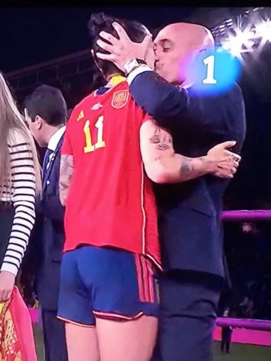 El momento exacto del beso entre Luis Rubiales y Jenni Hermoso.