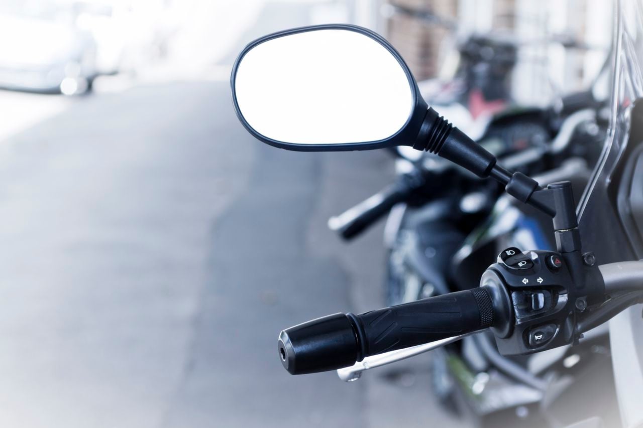 Cómo apretar los espejos de una moto en minutos