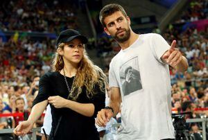 FOTO DE ARCHIVO: La cantante colombiana Shakira (izquierda) y su pareja, el futbolista del Barcelona Gerard Piqué, asisten al partido de cuartos de final de la Copa Mundial de Baloncesto entre Estados Unidos y Eslovenia en Barcelona el 9 de septiembre de 2014. REUTERS/Albert Gea/Foto de archivo