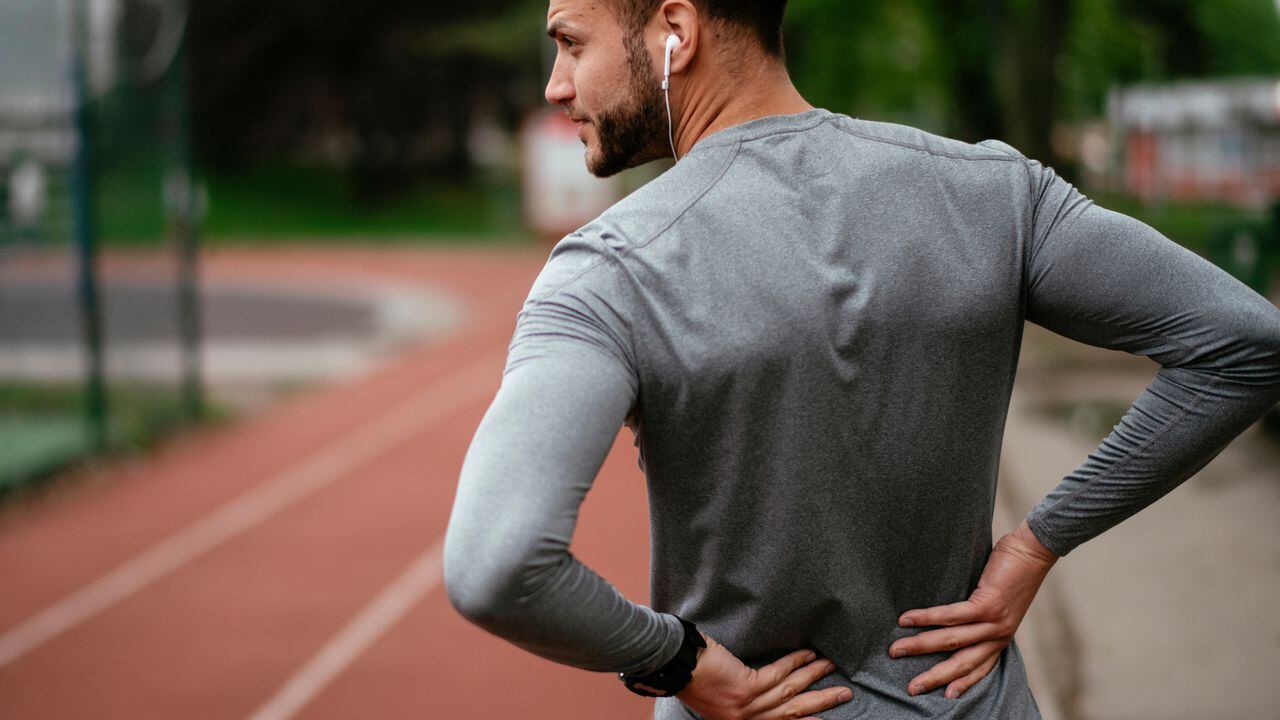 Así puede evitar los dolores de espalda al hacer ejercicio