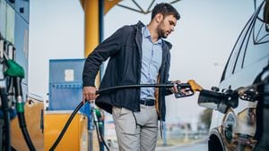 Un hombre echando gasolina a su coche en la gasolinera.