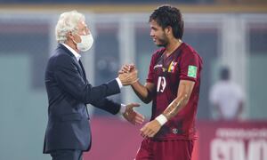 BARINAS, VENEZUELA - JANUARY 28: Jose Pekerman coach of Venezuela shakes hands with Telasco Segovia of Venezuela after a match between Venezuela and Bolivia as part of FIFA World Cup Qatar 2022 Qualifiers at Agustin Tovar Stadium on January 28, 2022 in Barinas, Venezuela. (Photo by Edilzon Gamez/Getty Images)