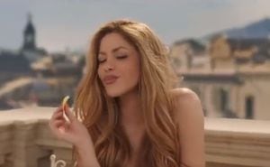 Shakira sorprendió cantando 'Devórame otra vez' para video de Sabritas.