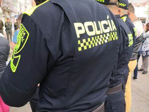 Policías de espaldas.