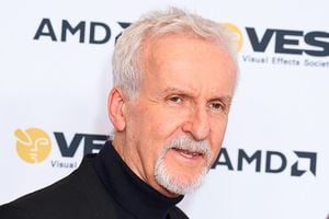 James Cameron quedó atrapado en submarino tras visitar los restos del Titanic.