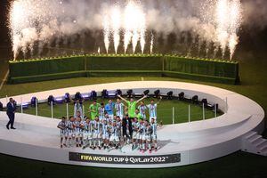 
El argentino Lionel Messi celebra con el trofeo tras ganar la Copa del Mundo, Copa Mundial de la FIFA Qatar 2022 - final - Argentina contra Francia - Lusail Stadium, Lusail, Qatar - 18 de diciembre de 2022