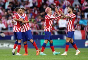 Soccer Football - LaLiga - Atletico Madrid v Almeria - Metropolitano, Madrid, Spain - April 16, 2023 Atletico Madrid's Antoine Griezmann celebrates with teammates after the match REUTERS/Isabel Infantes