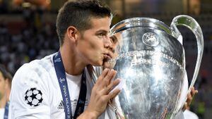 James Rodríguez con el trofeo de la Champions League