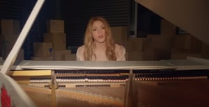 Shakira en su más reciente éxito musical 'Acróstico'.