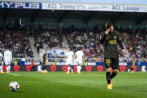 Lionel Messi del Paris Saint-Germain durante el partido contra Auxerre en la liga francesa