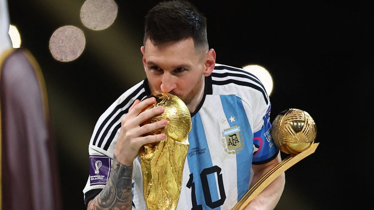 Soccer Football - FIFA World Cup Qatar 2022 - Final - Argentina v France - Lusail Stadium, Lusail, Qatar - December 18, 2022 Argentina's Lionel Messi kisses the World Cup trophy after collecting the Golden Ball award REUTERS/Carl Recine