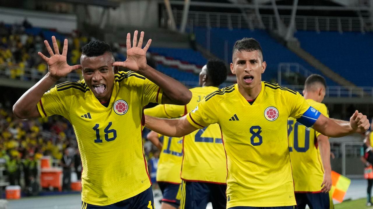 Óscar Cortés (izquierda) y Gustavo Puerta celebran un gol de Colombia ante Perú en el Sudamericano Sub20, el sábado 21 de enero de 2023, en Cali (AP Foto/Fernando Vergara)