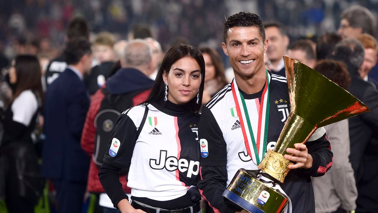 Georgina Rodriguez y Cristiano Ronaldo of Juventus poses with the Serie A trophy