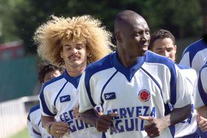 Las estrellas del equipo colombiano, Carlos Valderrama (L) y Freddy Rincon (R) trotan durante el entrenamiento con sus compañeros de equipo el 9 de junio en La Tour du Pin, donde el equipo colombiano se prepara para la Copa del Mundo. Colombia está en el Grupo G y juega su primer partido contra Rumania el 15 de junio en el Stade Gerland de Lyon. (IMAGEN ELECTRÓNICA) FOTO AFP Gerard CERLES (Foto de GERARD CERLES / AFP)