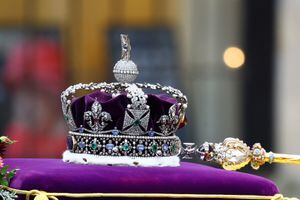 La Corona del Estado Imperial descansa sobre el ataúd de la Reina Isabel de Gran Bretaña mientras se lleva a la Abadía de Westminster durante el funeral de estado y el entierro de la Reina Isabel II en la Abadía de Westminster el 19 de septiembre de 2022 en Londres, Inglaterra. (Photo by Hannah McKay- WPA Pool/Getty Images)