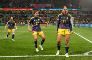 MELBOURNE, AUSTRALIA - 8 DE AGOSTO: Catalina Usme (R) de Colombia celebra después de marcar el primer gol de su equipo durante el partido de octavos de final de la Copa Mundial Femenina de la FIFA Australia y Nueva Zelanda 2023 entre Colombia y Jamaica en el Estadio Rectangular de Melbourne el 8 de agosto de 2023 en Melbourne, Australia. (Foto de Will Murray/Getty Images)