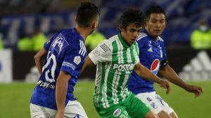 David Macalister Silva de Millonarios y Daniel Mantilla de Atlético Nacional disputan la pelota en el duelo de la Liga BetPlay.