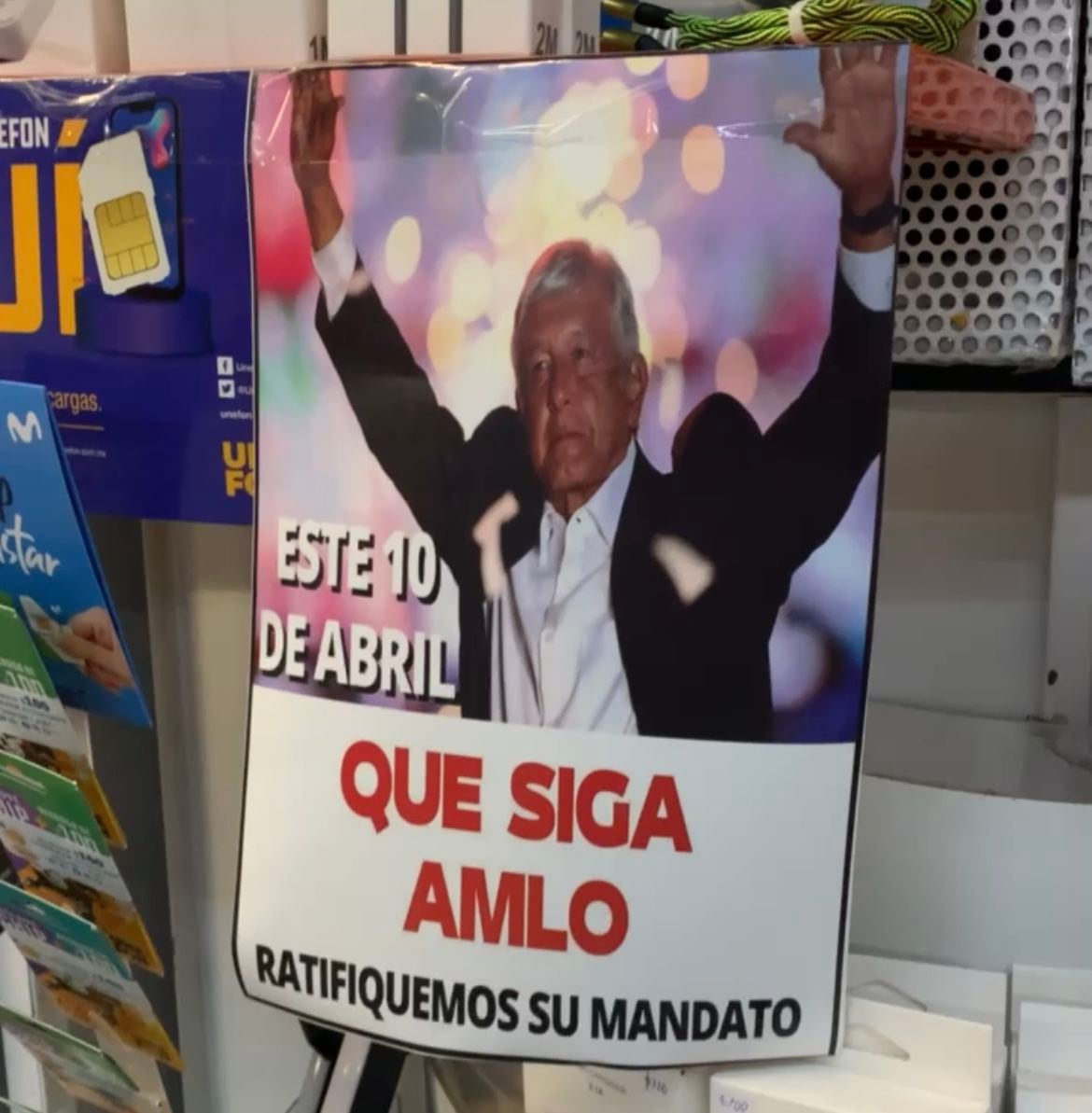 Pequeños afiches como estos se exhiben en puestos de venta populares en Ciudad de México.