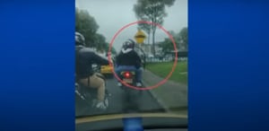 Insólita escena grabada en calle de Bogotá: trasteo en una moto