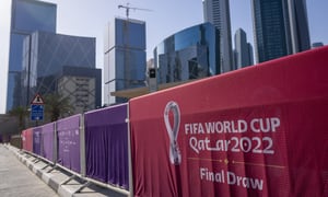 En la imagen, vista de la cerca que rodea el Centro de Exhibiciones y Congresos donde se celebrará el sorteo del Mundial de la FIFA, en Doha, Qatar, el 31 de marzo de 2022. El sorteo de la fase final de la competición se realizará el 1 de abril de 2022. (AP/Darko Bandic)