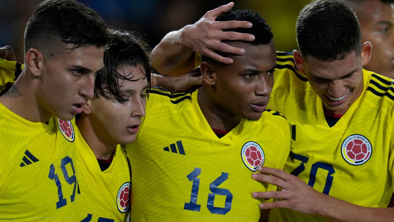 Colombia's Oscar Cortes, second from right, is congratulated by teammates after scoring his side's second goal during a South America U-20 soccer match against Peru in Cali, Colombia, Saturday, Jan. 21, 2023. (AP Photo/Fernando Vergara)