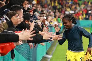 Linda Caicedo celebrando con los hinchas en Melbourne.