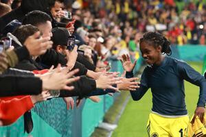 Linda Caicedo celebrando con los hinchas en Melbourne.