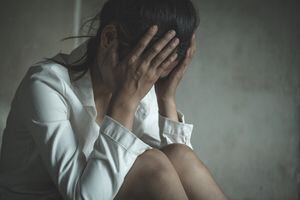 Mujer joven deprimida abuso sexual