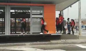 El grupo de personas colándose a una estación del MIO en Cali.
