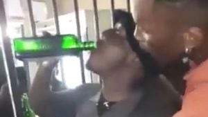 Hombre muere al beber una botella de licor en dos minutos