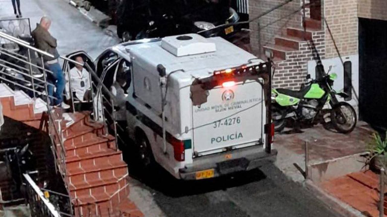 Vehículo de la Sijín de la Policía ubicado frente al centro de estética donde murió una mujer de 28 años en Bello, Antioquia.