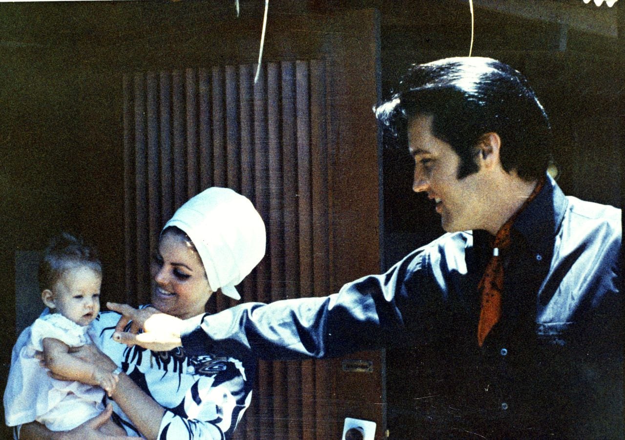 Lisa Marie Presley y sus padres.