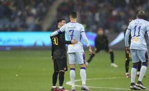 Lionel Messi y Cristiano Ronaldo en el duelo de estrellas en Arabia.