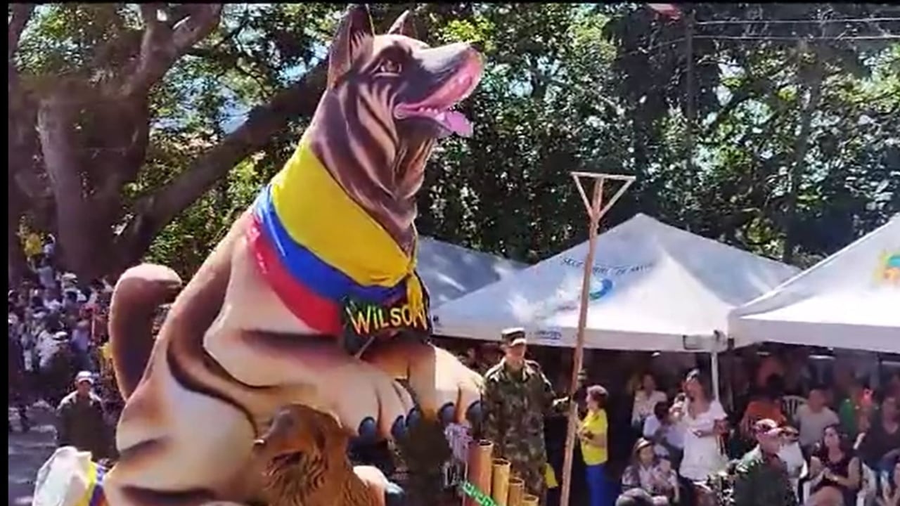 La hermosa carroza en honor a Wilson que hizo llorar a más de uno en desfile del 20 de Julio
